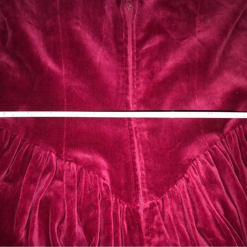 Amazing romantic red velvet dress. - Picture 7 of 8